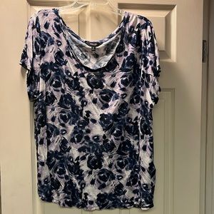 Simply Vera VeraWang very soft gently worn t shirt navy blue and lilac flowers
